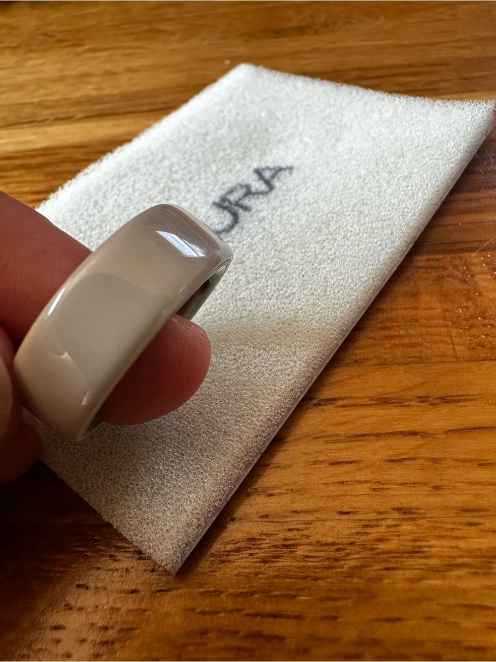 Oura Ring 4 Ceramic with Charger with Cable and Polishing cloth - Cloud size 8 - Picture 4 of 5